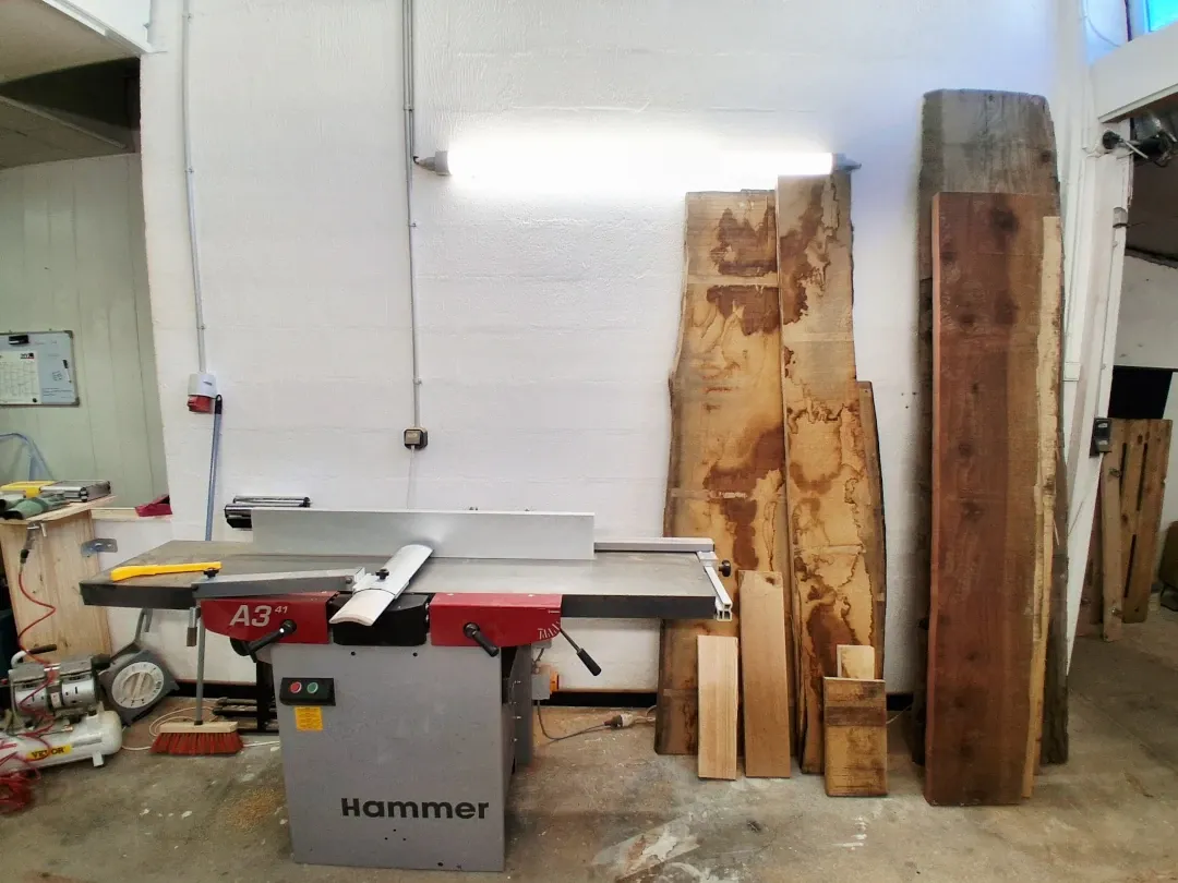 Découpeuse à bois dans un atelier de menuiserie