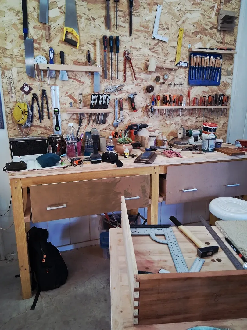 Découpeuse à bois dans un atelier de menuiserie