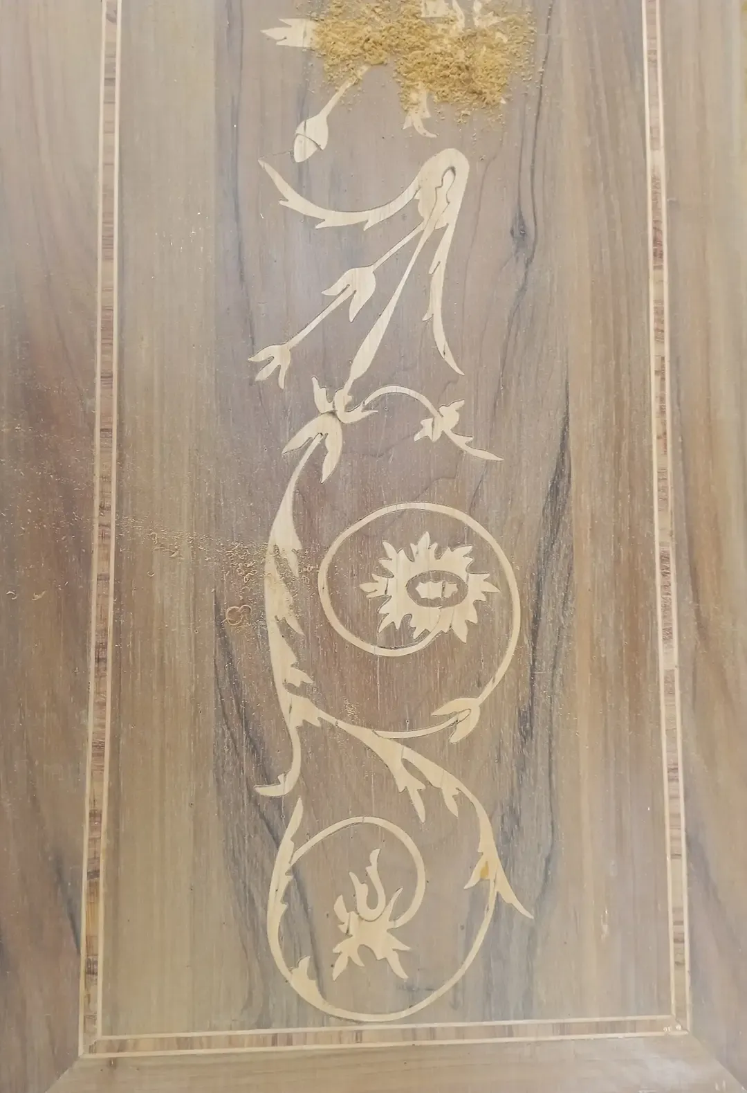 Gros plan sur des pièces en bronze pour les meubles