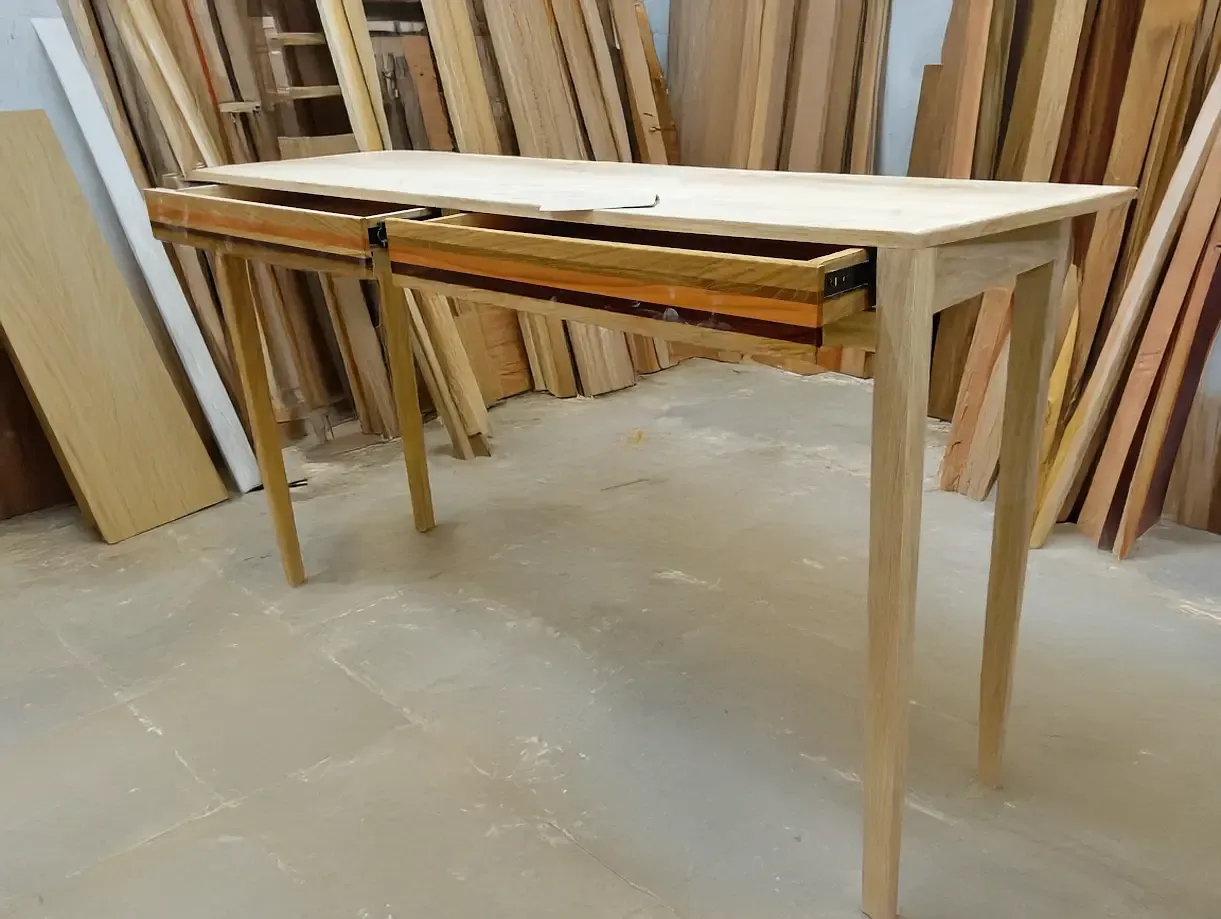 Une table sur mesure en cours de fabrication