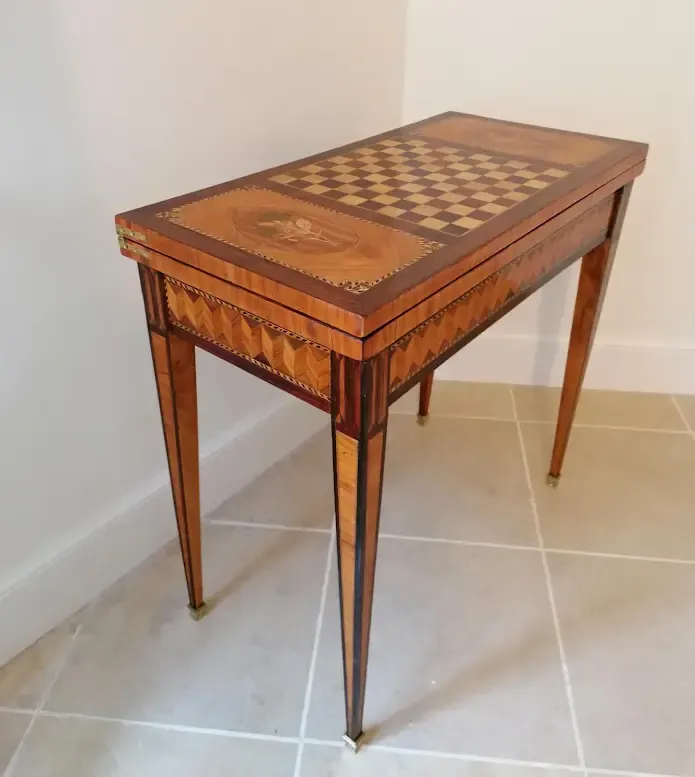 Ancienne commode plateau de jeu d'échec rénovée