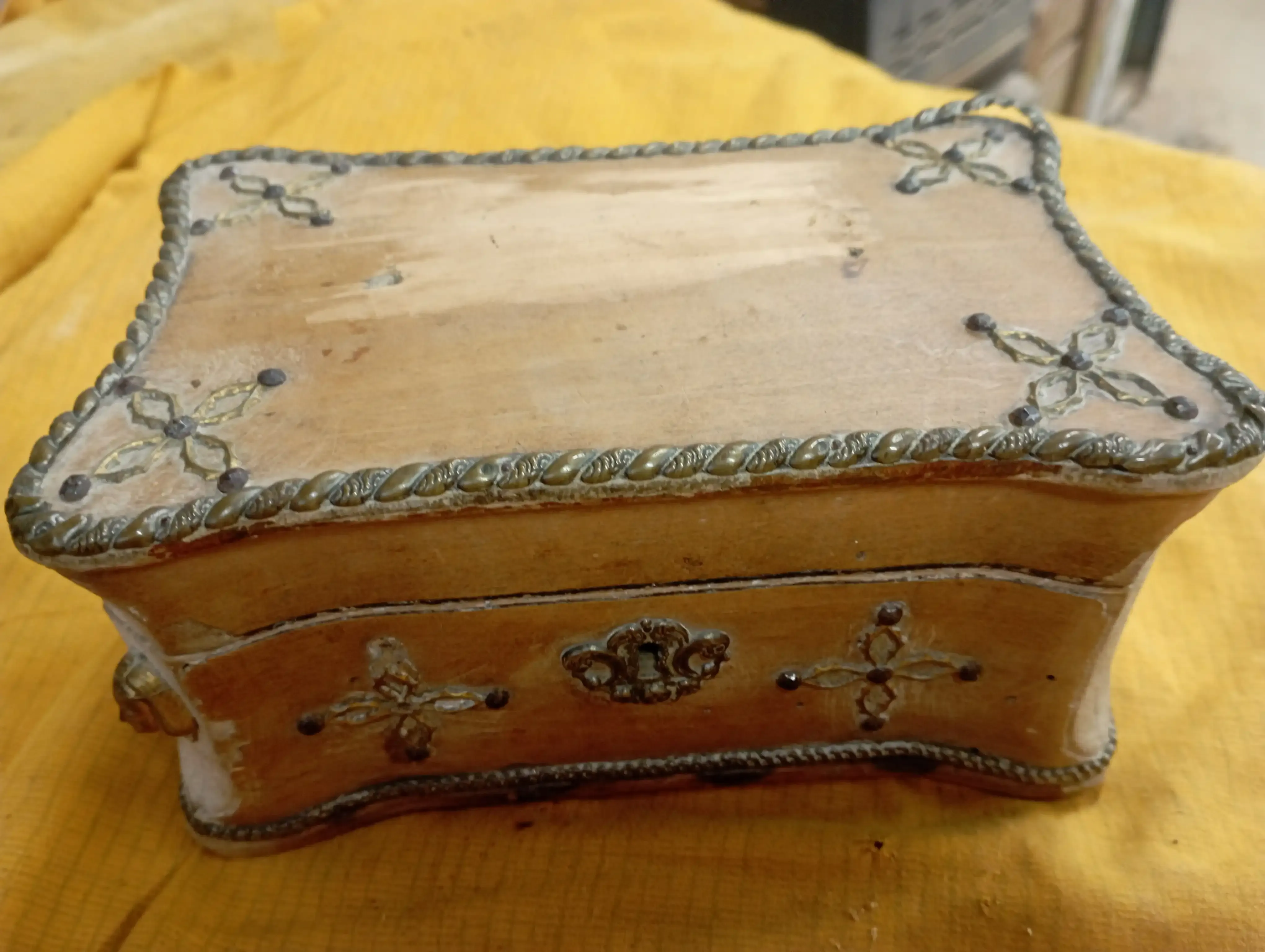 Boite ancienne en bois en mauvais état