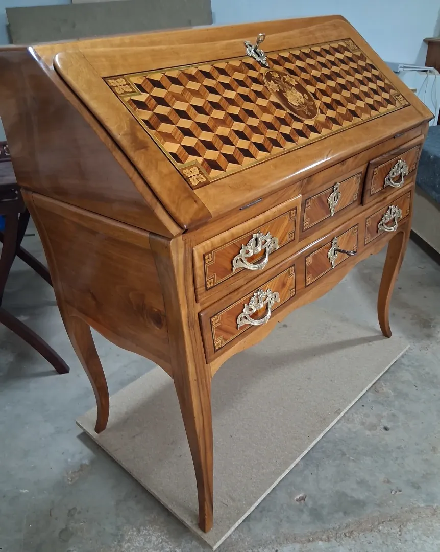 Vernissage d'un meuble ancien au tampon