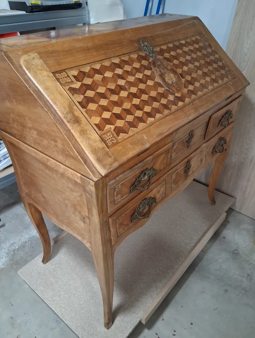 Bureau ancien en bois en mauvais état