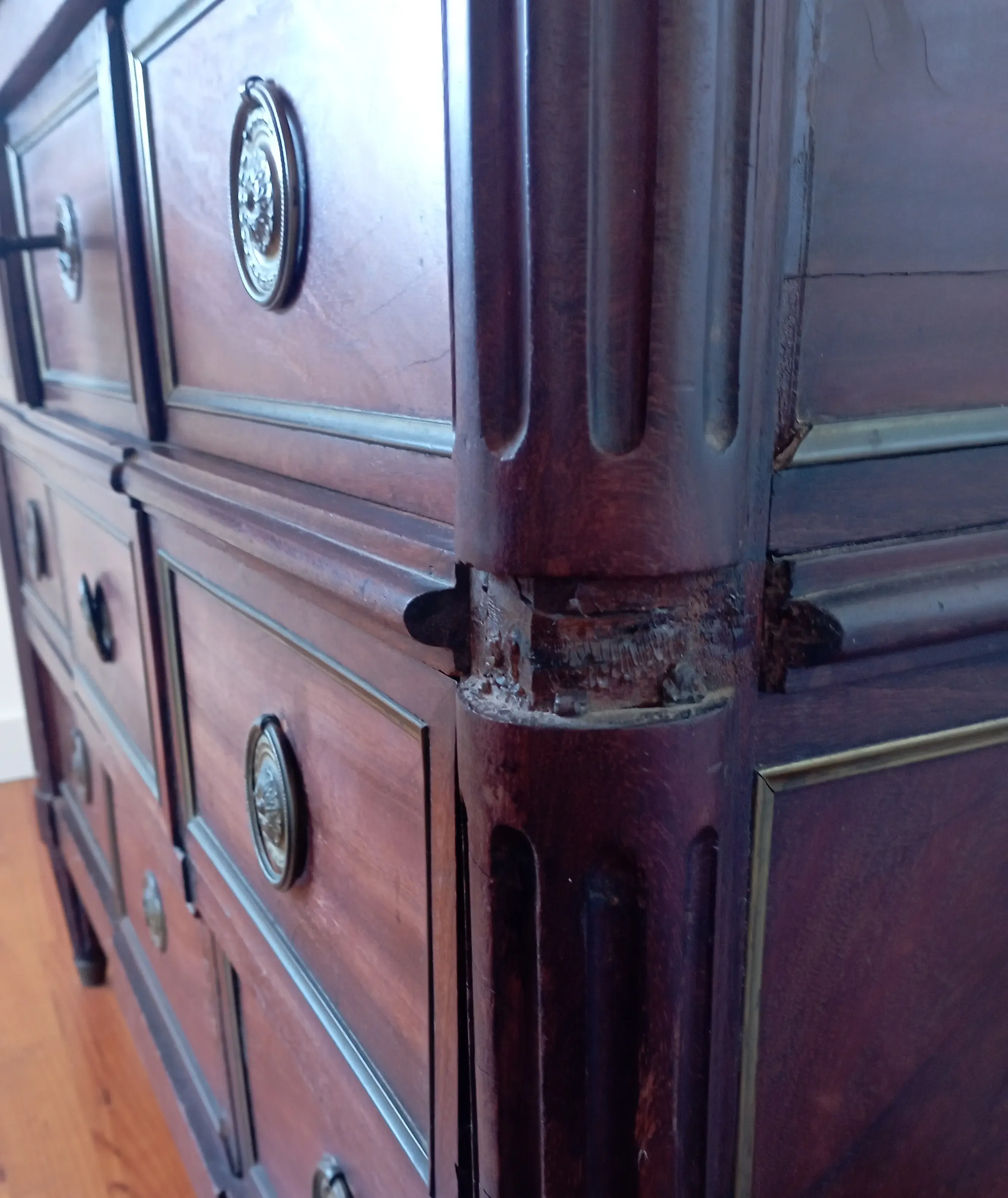 Gros plan d'un meuble abimé