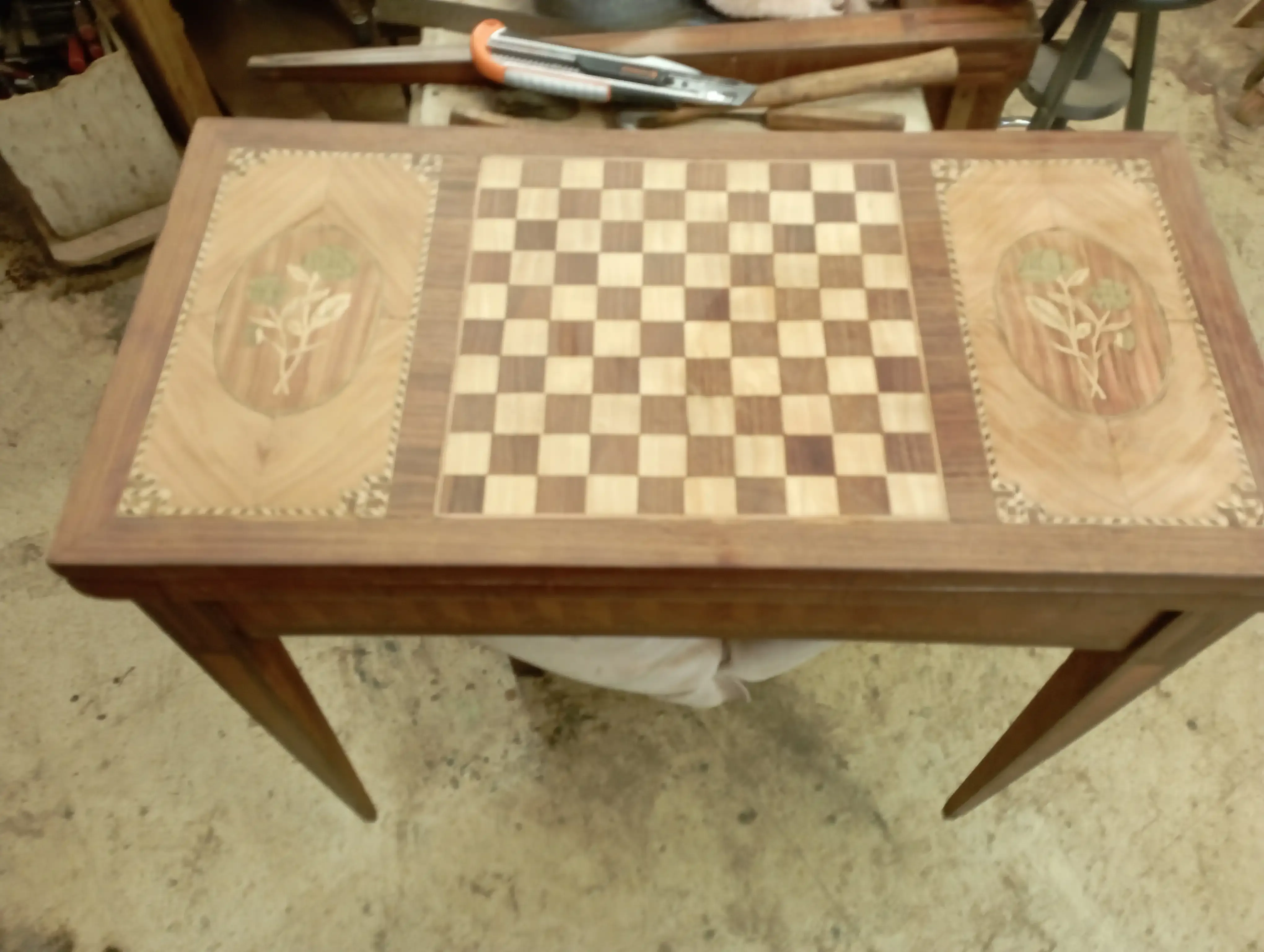 Ancienne commode plateau de jeu d'échec en mauvais état