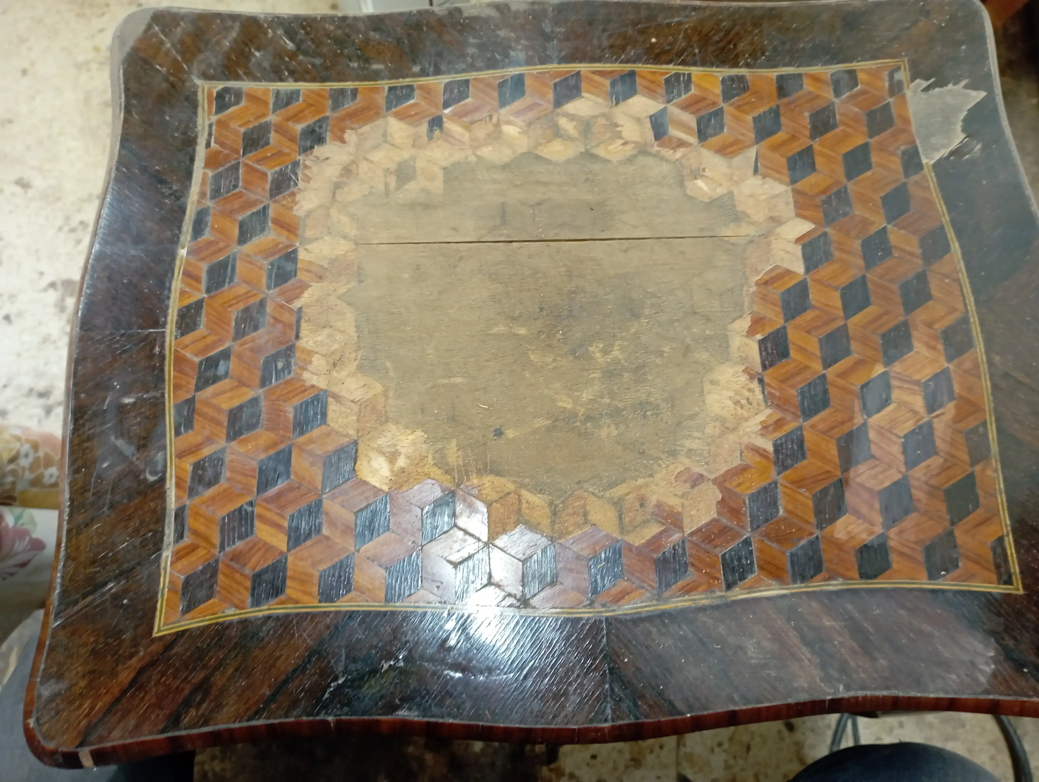 Ancienne table en mauvais état