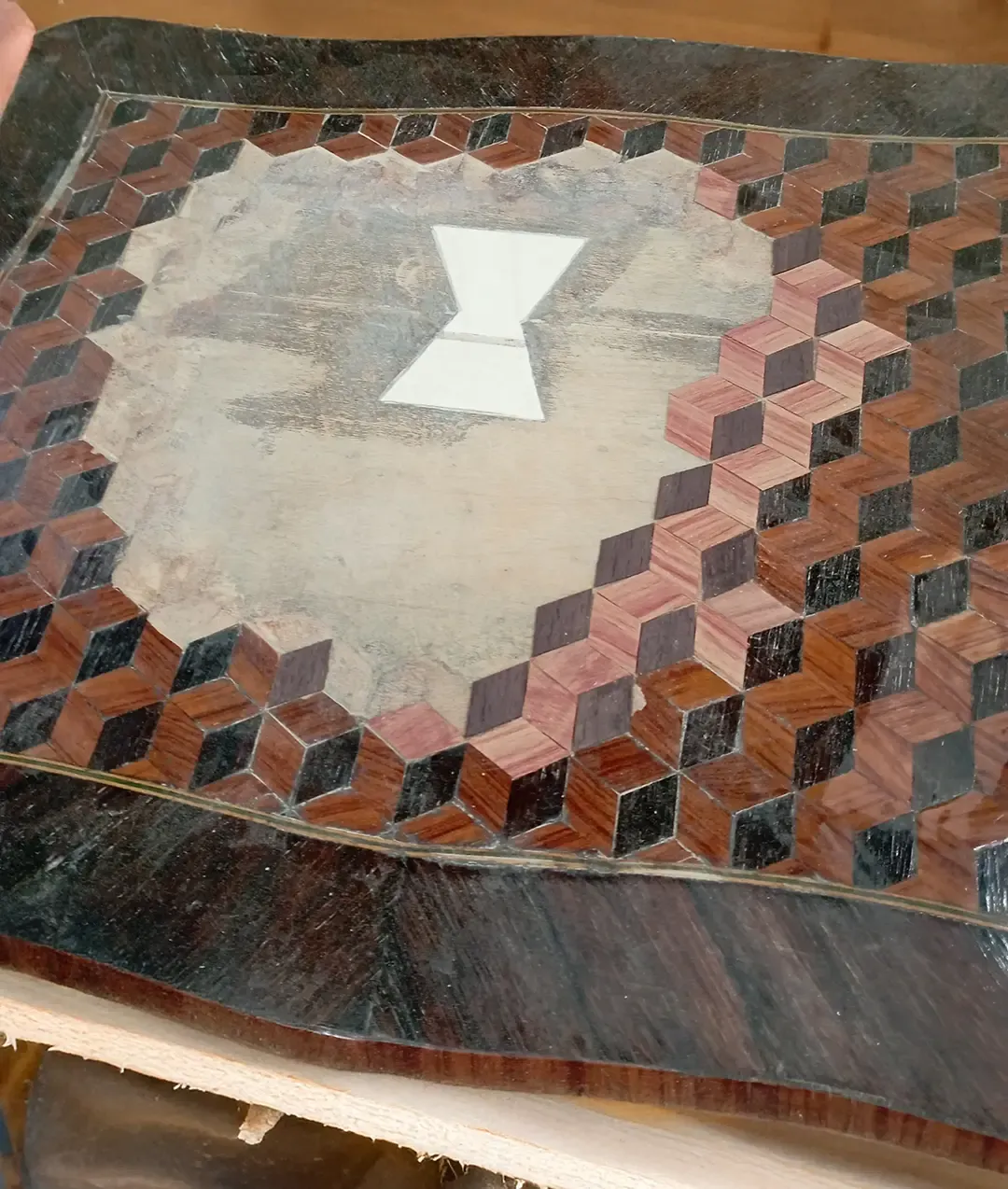 Ancienne table en mauvais état