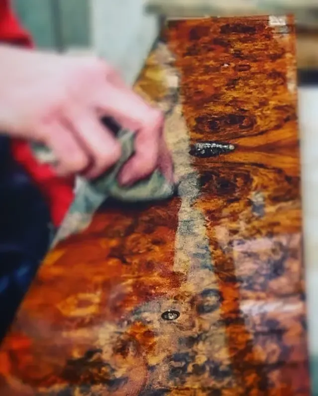 Vernissage d'un meuble ancien au tampon