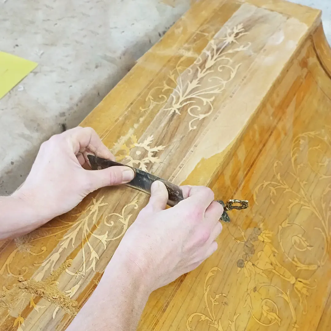 Un meuble en bois en cours de rénovation