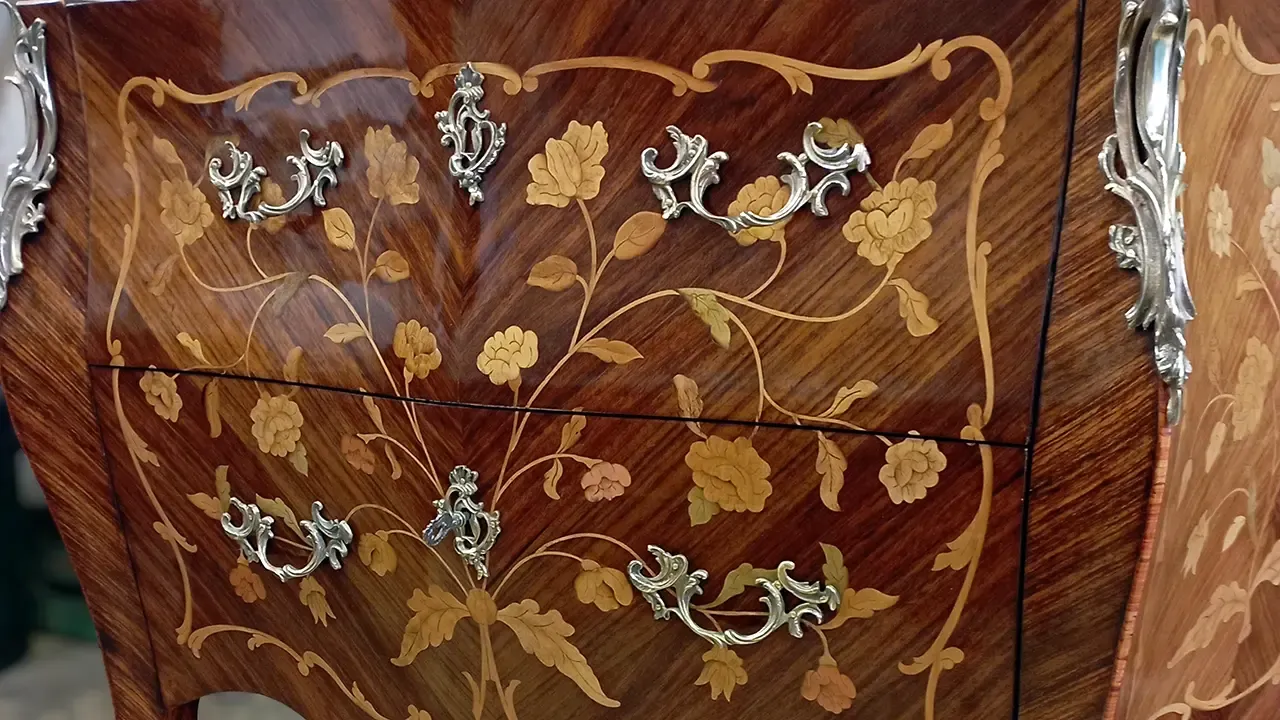 un meuble ancien en bois